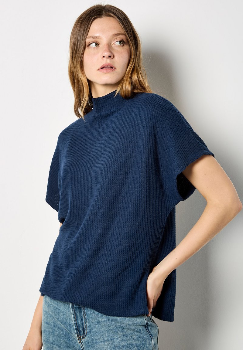 Navyblauw T-shirt met korte mouwen en een hoge halslijn, met een gestructureerde, ribbelstof en een relaxte, boxy pasvorm.