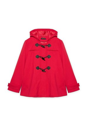 Manteau rouge à capuche avec des fermetures à bascule noires, comprenant un col carré, deux poches latérales et des poignets retroussés. Tissu lisse avec une texture soyeuse.