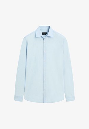 Chemise habillée pour hommes à manches longues de couleur bleu clair, avec fermeture à boutons sur le devant et col pointu, présentée sur fond blanc.