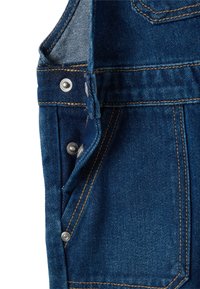 Dunkelblaue Jeanslatzhosen mit silbernem Metallzubehör, ausgestattet mit verstellbaren Trägern und einer Vordertasche mit kontrastierenden Nähten.