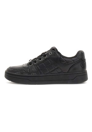 Czarny niskoprofilowy sneaker z pikowaną i fakturowaną skórą, sznurowaniem z przodu, grubą podeszwą i wytłoczonym nazwą marki na tylnym elemencie cholewki.