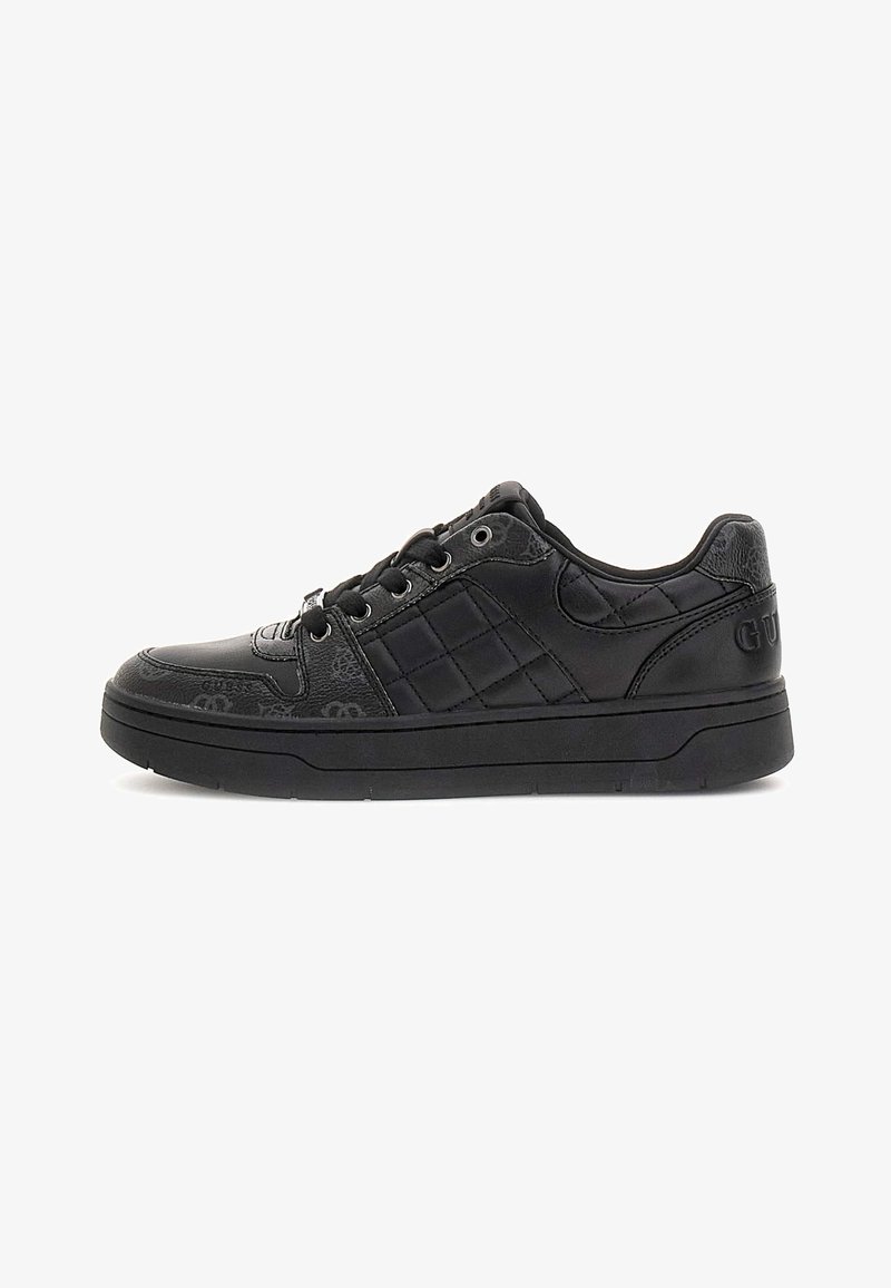 Baskets basses noires en cuir matelassé et texturé, fermeture à lacets à l'avant, semelle épaisse, avec nom de la marque embossé sur le contrefort du talon.