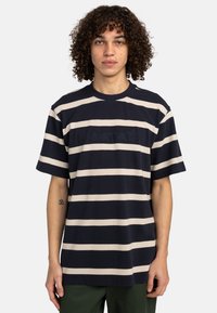 Mørkeblå og cremefarvet stribet T-shirt med korte ærmer. Udstyret med broderet "element" logo på brystet. Lavet af blødt bomuldsstof.