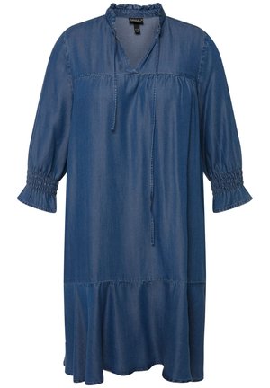 Dżinsowa sukienka o luźnym fasonie, z dekoltem w kształcie litery V, marszczonymi rękawami o długości trzech ćwiartek oraz warstwowym dołem w średnim odcieniu niebieskiego.