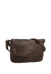 Petit sac en cuir marron foncé porté en bandoulière avec fermeture à rabat et bandoulière réglable, présenté sur fond blanc.