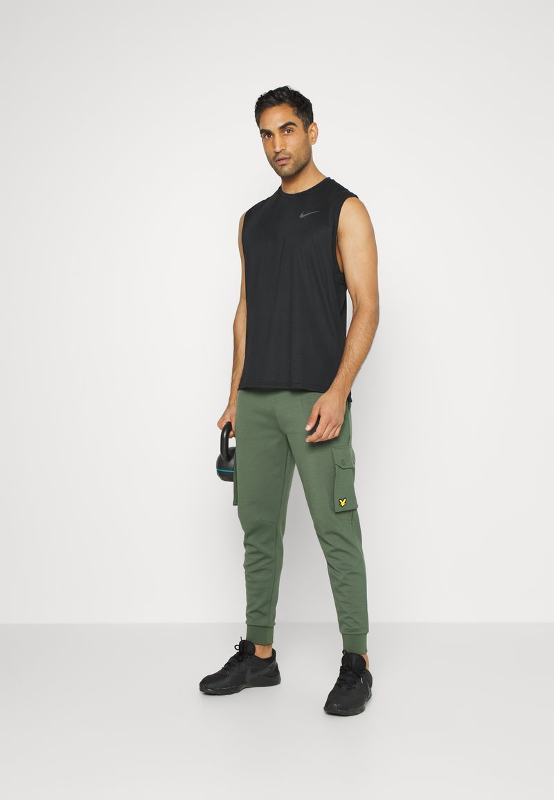 Herren Trainingsanzüge | Lyle & Scott TRACKIES WITH CARGO POCKET Jogginghose cactus green/khaki - CD30401 Herren Trainingsanzüge | Lyle & Scott TRACKIES WITH CARGO POCKET Jogginghose cactus green/khaki - CD30401