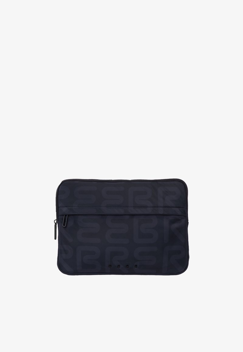 Custodia per laptop rettangolare nera con chiusura a cerniera e delicato motivo a rilievo con logo ripetuto su tutta la superficie.