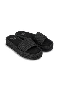 Ciabatte nere con design a fascia intrecciata, dotate di un'insolazione in suede nero imbottita e suola testurizzata per una presa migliore.