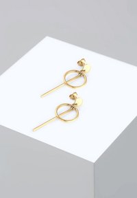 Goldene Ohrringe mit einem kreisförmigen Hoop-Design, geradem Steg, matter Oberfläche und Steckverschluss. Glatte Textur und minimalistischer Stil.