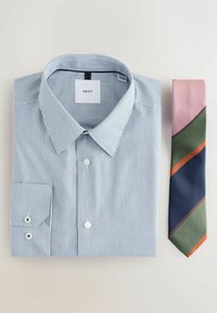 Hellblau gestreiftes Hemd mit Button-Down-Kragen, kombiniert mit einer mehrfarbigen schräg gestreiften Krawatte in Pink, Grün und Marineblau.