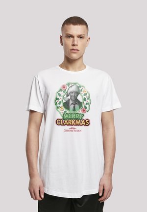 Hvit bomulls T-skjorte med et fargerikt grafisk trykk med julestemning, inkludert teksten "Merry Clarkmas" og et design av en misteltein.