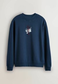 Granatowa bluza z okrągłym dekoltem. Na piersi haftowany biało-czerwony wzór smoka. Miękki materiał z prążkowanymi mankietami.