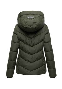 Kurtka puchowa w oliwkowym kolorze, z wzorem w jodełkę, kapturem i elastycznymi mankietami. Gładka tekstura z połyskującym wykończeniem.