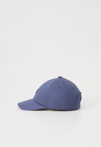 Casquette de baseball en coton bleu avec un visière courbée, une couronne structurée et des trous de ventilation sur les côtés. Présente un petit logo sur l'avant.