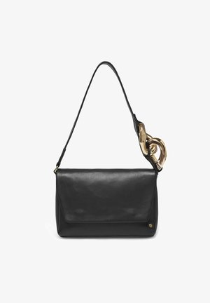 Sort læder skuldertaske med et elegant design, der har en guld hardware detalje og en enkelt rem. Glat tekstur og flaplukning.
