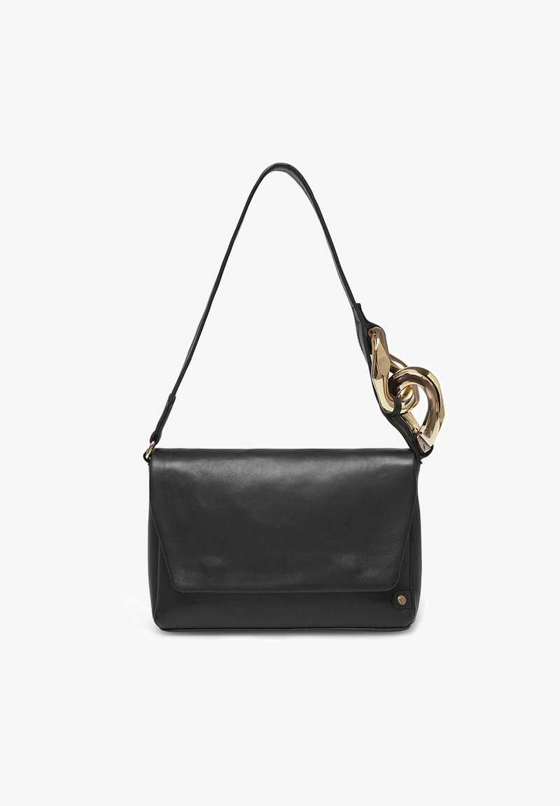 Čierna kožená plecniak s elegantným dizajnom, so zlatým hardvérom a jedným popruhom. Hladká textura a klapkový uzáver.