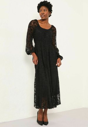 Schwarzes Spitzen-Maxikleid mit langen durchsichtigen Ärmeln, einem runden Ausschnitt und einer taillierten Passform. Verfügt über eine florale Textur und einen fließenden Rock.