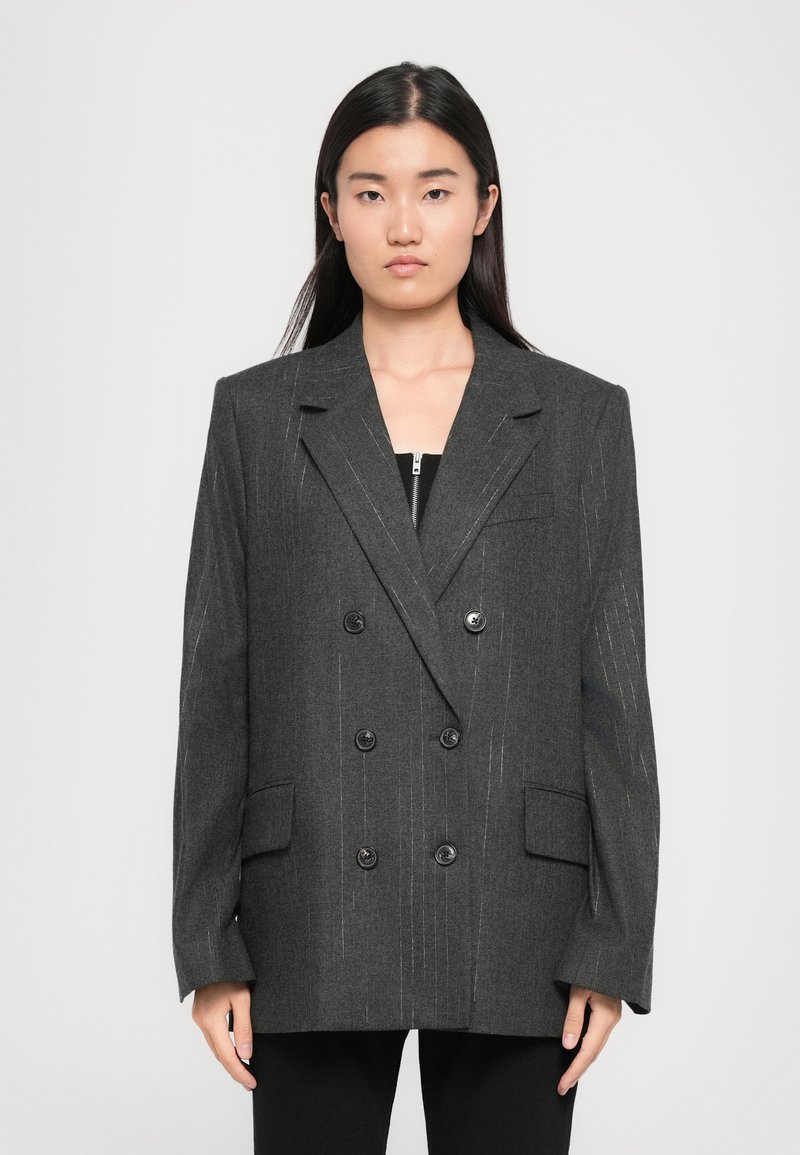 Blazer doppiopetto grigio scuro a righe sottili, con due tasche frontali, bottoni neri e vestibilità su misura.