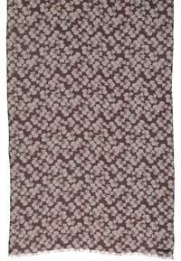 Blomsterfoulard lavet af blødt stof, med et samlet hvidt blomstermønster på en dyb mauve baggrund, og med frynser ved kanterne.