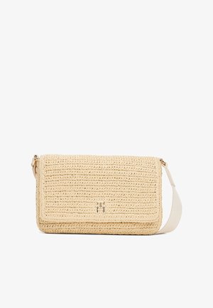 Beige geweven stro crossbodytas met klepsluiting en een gouden logo-accent. Voorzien van een afneembare stoffen schouderriem. Gestructureerd oppervlak.