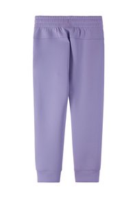 Jasnofioletowe spodnie sportowe z elastycznym paskiem w talii i prążkowanymi ściągaczami na kostkach, wykonane z gładkiego, elastycznego materiału. Brak kieszeni i zdobień.