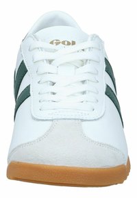 Scarpa sportiva bianca con strisce in pelle verde, design con lacci, punta in suede e suola in gomma naturale. Logo dorato sulla linguetta.