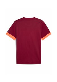 Maroon atletisk t-shirt med korte ærmer, med orange accenter på ærmerne og et struktureret stof. Bagside uden grafik.