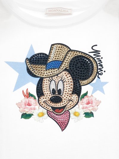 Maglietta bianca con il volto di Topolino decorato da brillanti, indossante un cappello da cowboy, circondato da fiori rosa e stelle azzurro chiaro.
