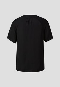 Zwart T-shirt met korte mouwen en een ronde halslijn, met een rimpeldetail op de rug. Gladde textuur, rechte snit met zijnaadopeningen.