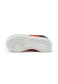 Zapatilla roja con parte superior texturizada roja y suela de goma blanca que presenta patrones de tracción circulares y rectangulares. Acento negro cerca del talón.