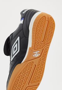 Umbro SPECIALI TR LEATHER
UNISEX - Trainers - black/white/royal