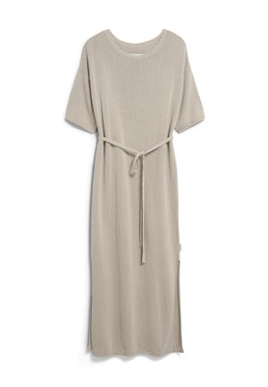 Beige gestricktes Midikleid mit kurzen Ärmeln, rundem Ausschnitt, Taillengürtel und Seitenschlitzen auf weißem Hintergrund.
