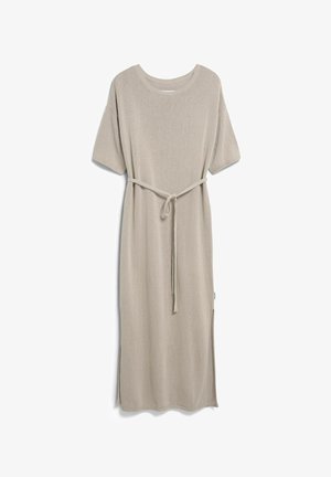 Beige gestricktes Midikleid mit kurzen Ärmeln, rundem Ausschnitt, Taillengürtel und Seitenschlitzen auf weißem Hintergrund.