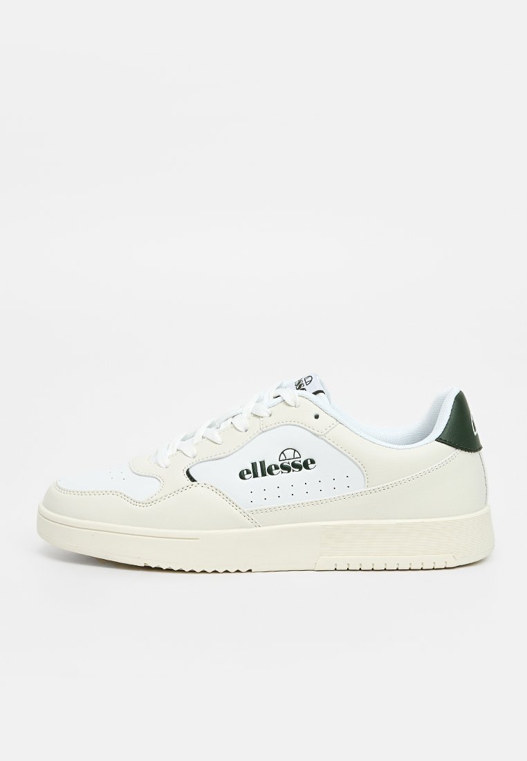 Weiße Leder-Sneaker mit grünen Akzenten, runder Zehenpartie, dicker Sohle, durchbrochenen Details und "ellesse"-Logo an der Seite.
