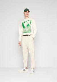 Redefined Rebel BOBBY PANTS COMFORT FIT - Püksid - sandshell