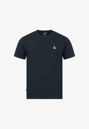 Marineblå t-shirt med korte ærmer og et lille broderet motiv af en svømmers arm, der kommer op af vandet, på venstre bryst.
