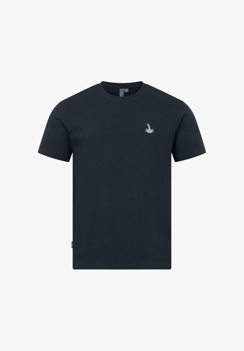 Marineblå t-shirt med korte ærmer og et lille broderet motiv af en svømmers arm, der kommer op af vandet, på venstre bryst.