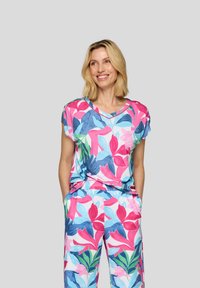 Florales Pyjama-Set mit einem kurzärmeligen Oberteil und lockeren Hosen. Die Farben umfassen Pink, Blau und Grün mit einem lebhaften Blättermuster.