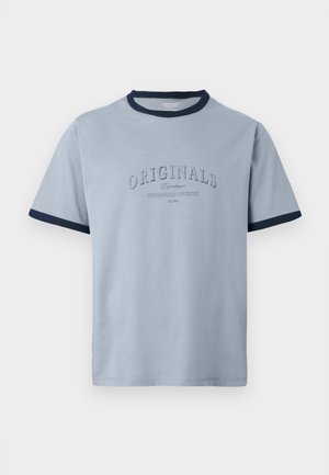 Világoskék pamut póló tengerészkék bordázott nyakkal és ujjal. Dombornyomott "ORIGINALS" és "CONTEMPORARY AESTHETICS" felirattal, finom mintázattal.