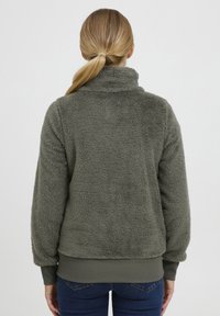Fleece jack in donker olijfgroen, met een hoge kraag, ribgebreide manchetten en onderkant, en een zachte, gestructureerde oppervlakte. Casual stijl, achteraanzicht.