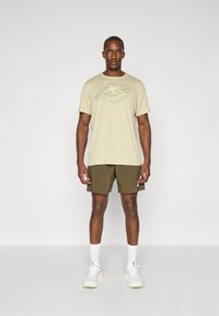 ASICS FUJITRAIL LOGO TOP - Sport T-Shirt - khaki