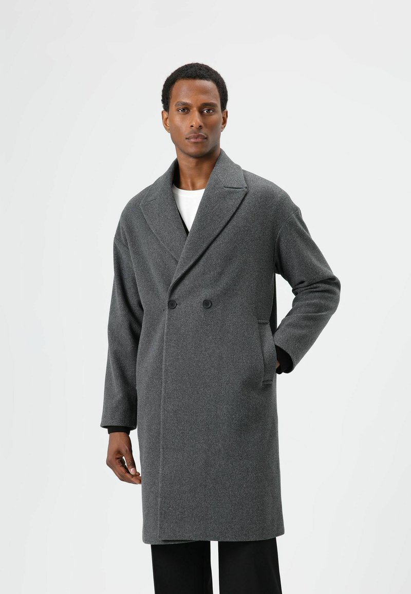 Grijs double-breasted jas met een getailleerde pasvorm, voorzien van een brede revers, zijzakken en een gladde wollen textuur.