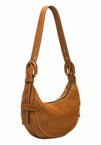 Sac à épaule en daim marron avec une forme courbée, accents en cuir, bandoulière ajustable et coutures contrastées. Fermeture à glissière sur le dessus.