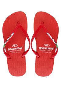 Chanclas rojas con suelas texturizadas, tiras delgadas, marca blanca en las tiras y un pequeño acento verde y amarillo cerca del dedo del pie.