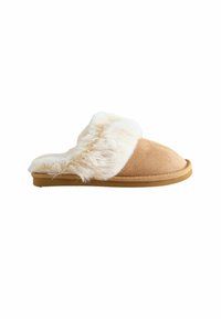 Tan ruskinds slippers med blødt, hvidt imiteret pelstrim. Har en rund tå og en tekstureret sål for bedre greb. Åben bagdesign for nem påklædning.