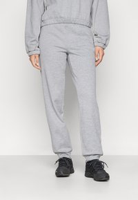 The North Face W MOUNTAIN ATHLETICS FLEECE PANT - Treniņtērpa apakšdaļas - pale grey heather/meld grey