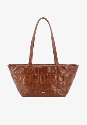 Bolso tote de piel sintética marrón con textura de cocodrilo, con asas largas y un pequeño logo dorado centrado cerca de la parte inferior.