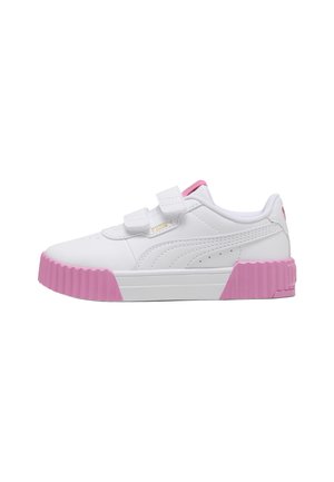 Sneaker bianca con suola in gomma rosa, due cinturini in velcro, tomaia in pelle liscia e piccolo logo dettagliato sul tallone.