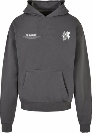 Sweatshirt griș cu glugă, având un buzunar frontal, mansete și tiv din material elastic, și grafica albă pe piept și pe mânecă. Textura fabricii este moale.