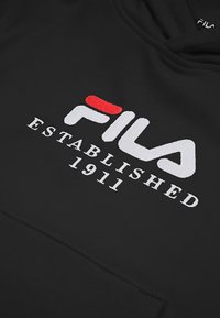 Felpa nera con cappuccio con logo Fila ricamato in bianco e rosso, con la scritta "ESTABLISHED 1911" in bianco sotto. Tessuto liscio.